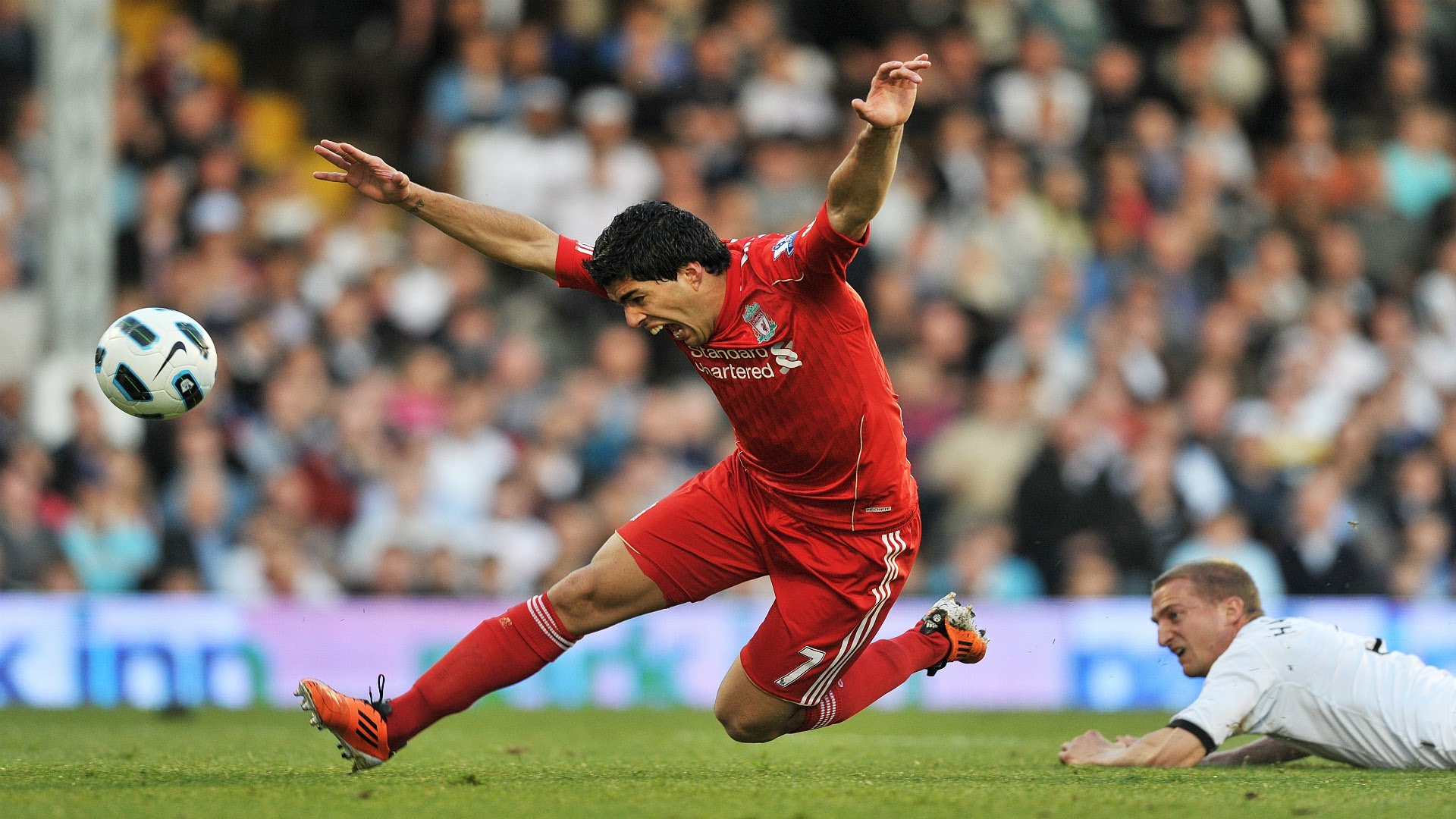 足球运动员为什么假装受伤,足球场上打一耳光然后假摔