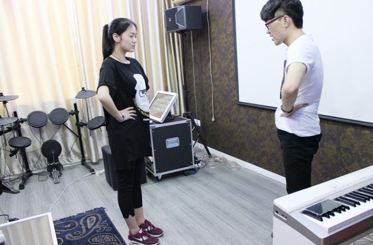 声乐中的颤音怎么唱,声乐技巧篇演唱时气息先动起来