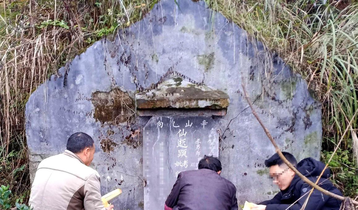 清明上坟磕头不要磕错,古人讲究“神三鬼四”,磕多磕少都不行