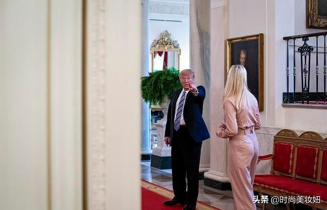 伊万卡穿收腰裙大秀蚂蚁腰 (伊万卡花式穿粉西装把人美到)