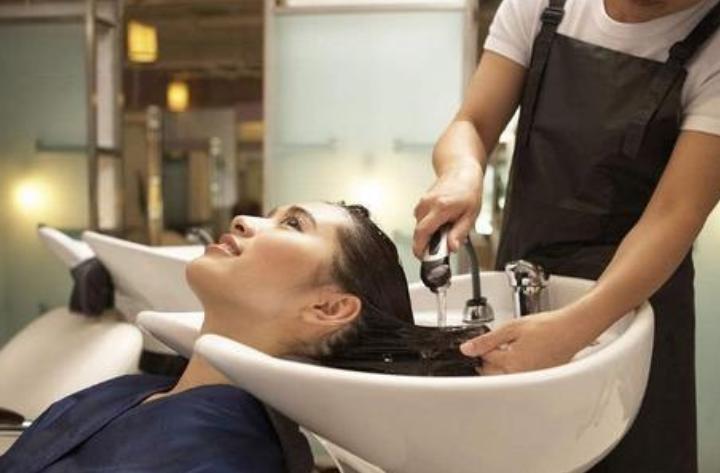 头发洗了还是痒用什么洗发水,头发不打湿可以抹洗发水吗