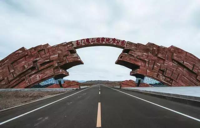 世界上最大规模的丹霞地貌风景区,红石峡奇特的丹霞地貌