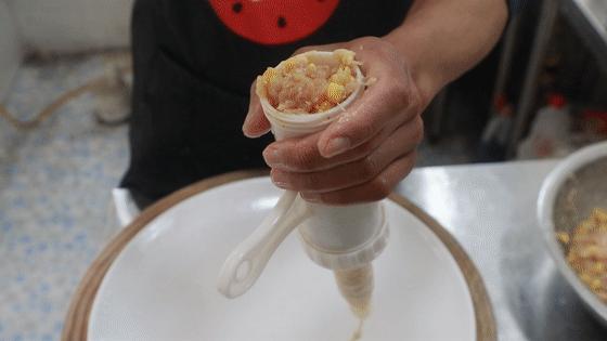 自制香肠的做法及配方要风干多久,看完香肠的制作过程你还敢吃吗