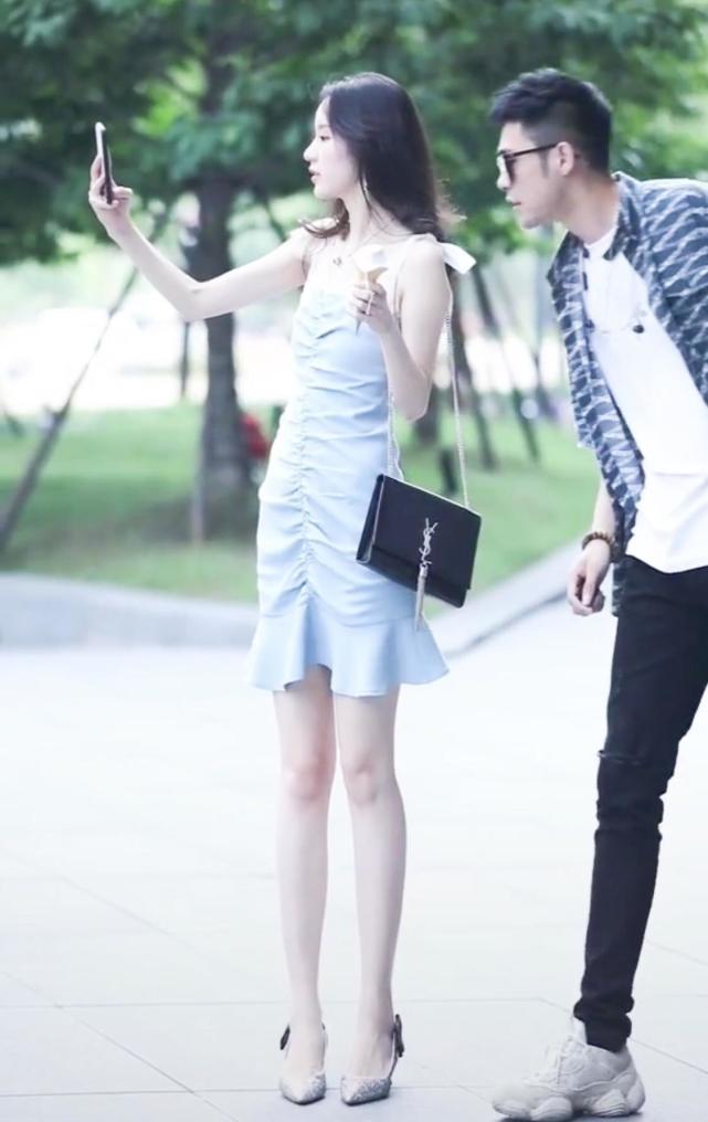 啥操作？现在穿裙子要搭“啄木鸟鞋”才好看，潮女实践后果真是