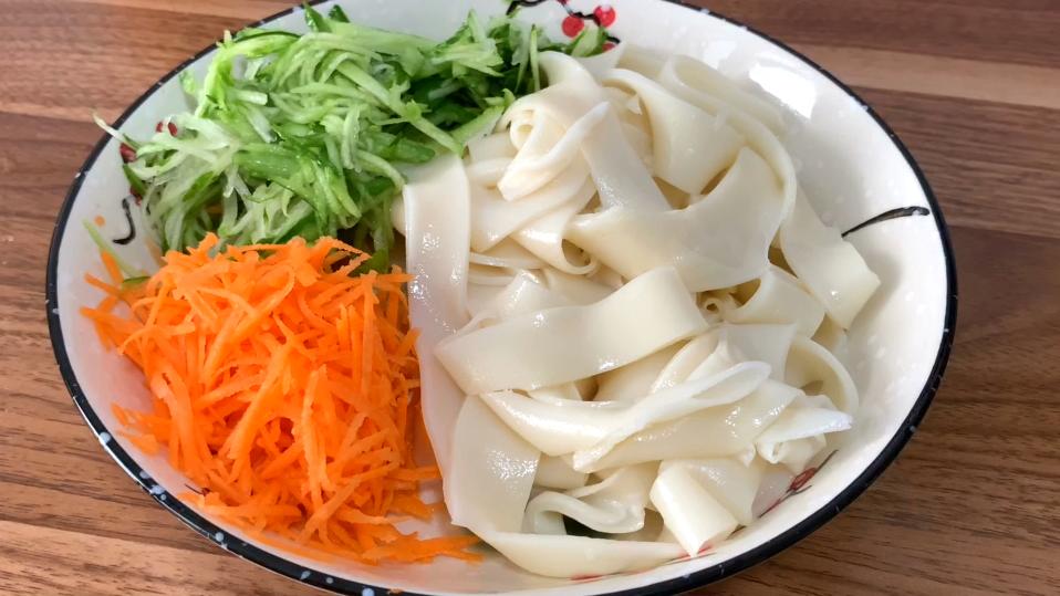 凉皮夏天怎么做,怎样在家做凉皮又筋道又好吃