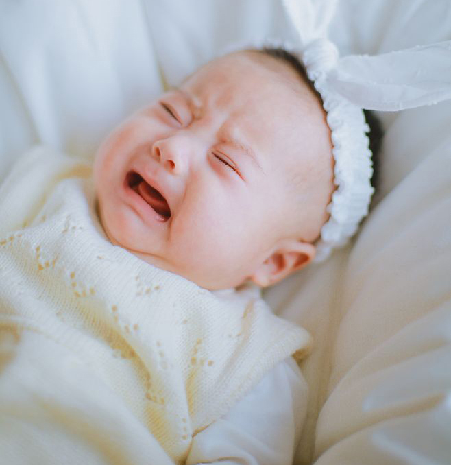 宝宝闭着眼睛撕心裂肺哭,宝宝闭着眼睛大哭身体还会抖