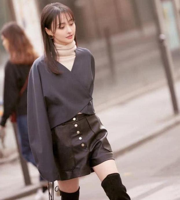 难怪很多明星学表情管理，郑爽大笑时鼻子变得超级尖，瞬间成焦点