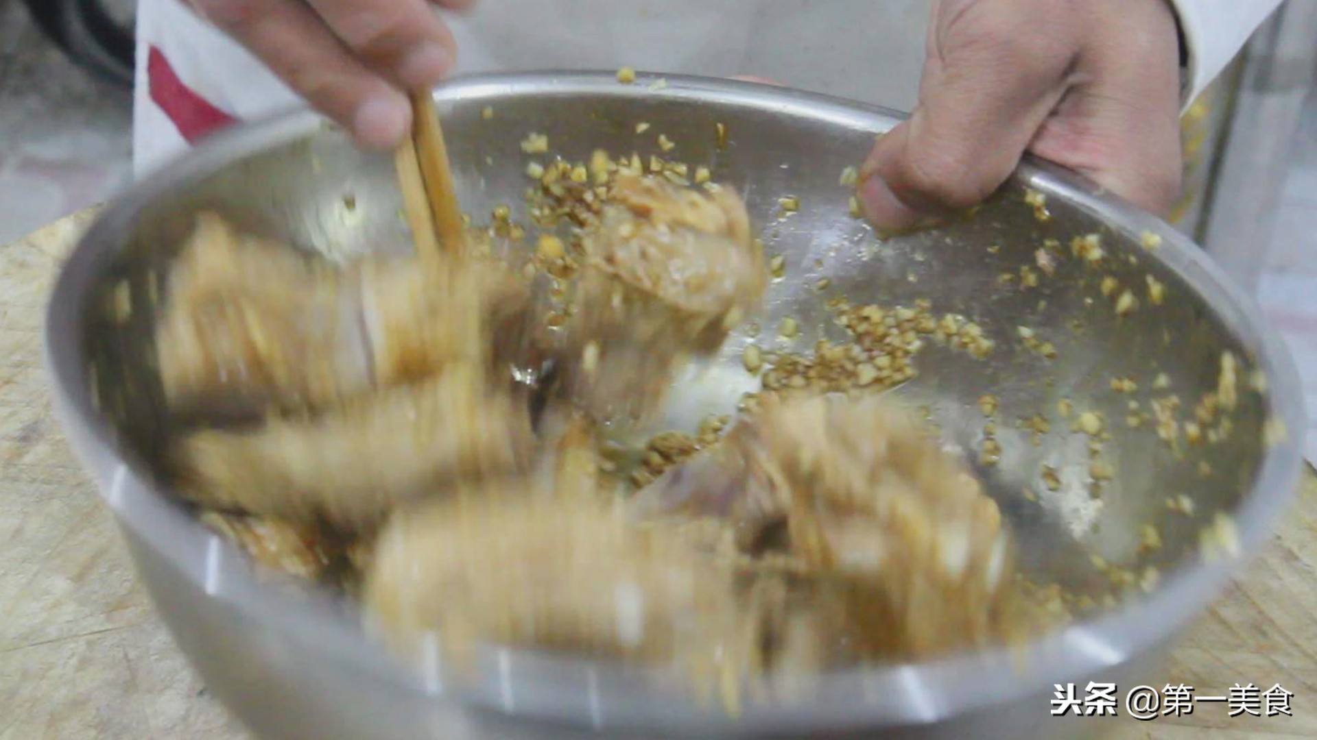 如何做出的排骨特别的香酥软烂,焦香排骨的详细做法