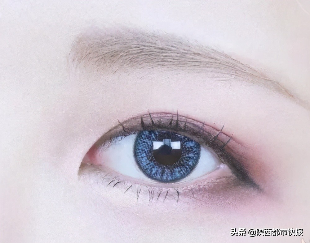 伤害不可逆！年轻人最爱的这种眼镜虽“美”却有风险，你可能就戴过