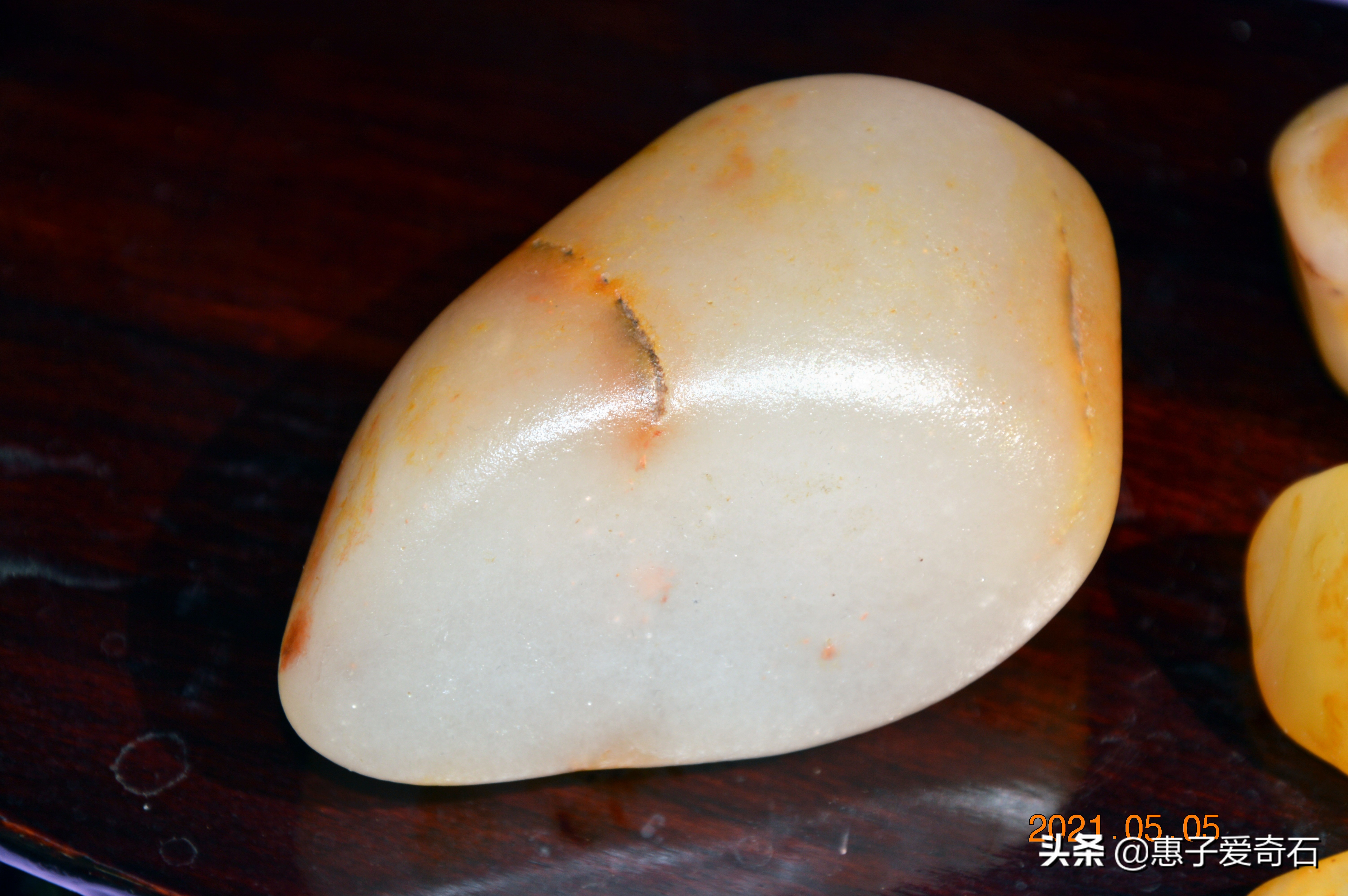 纯正的黄龙玉玉石手串,黄龙玉在玉石中排第几位