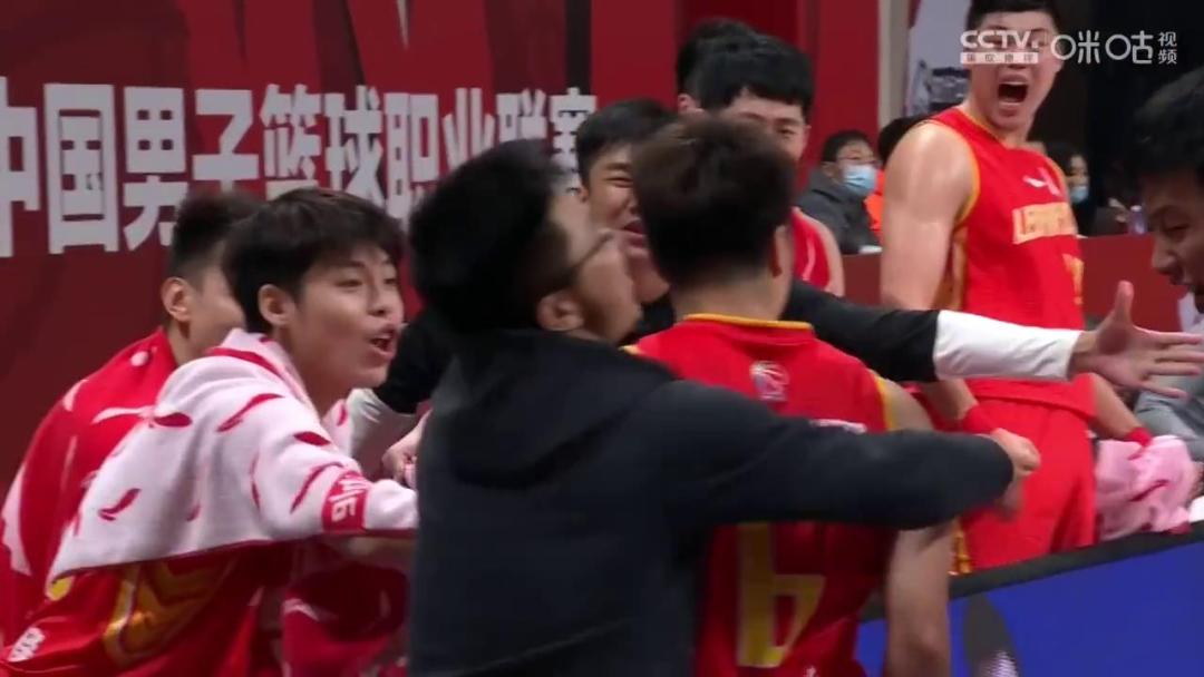 单打外援，读秒致命抢断！深圳“一”控怒吼庆祝