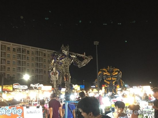 曼谷网红夜市什么好吃,曼谷centralworld附近夜市