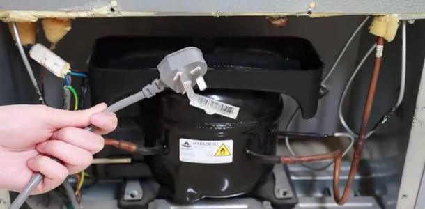 无霜冰箱排水口在哪里,无霜冰箱排水口结冰