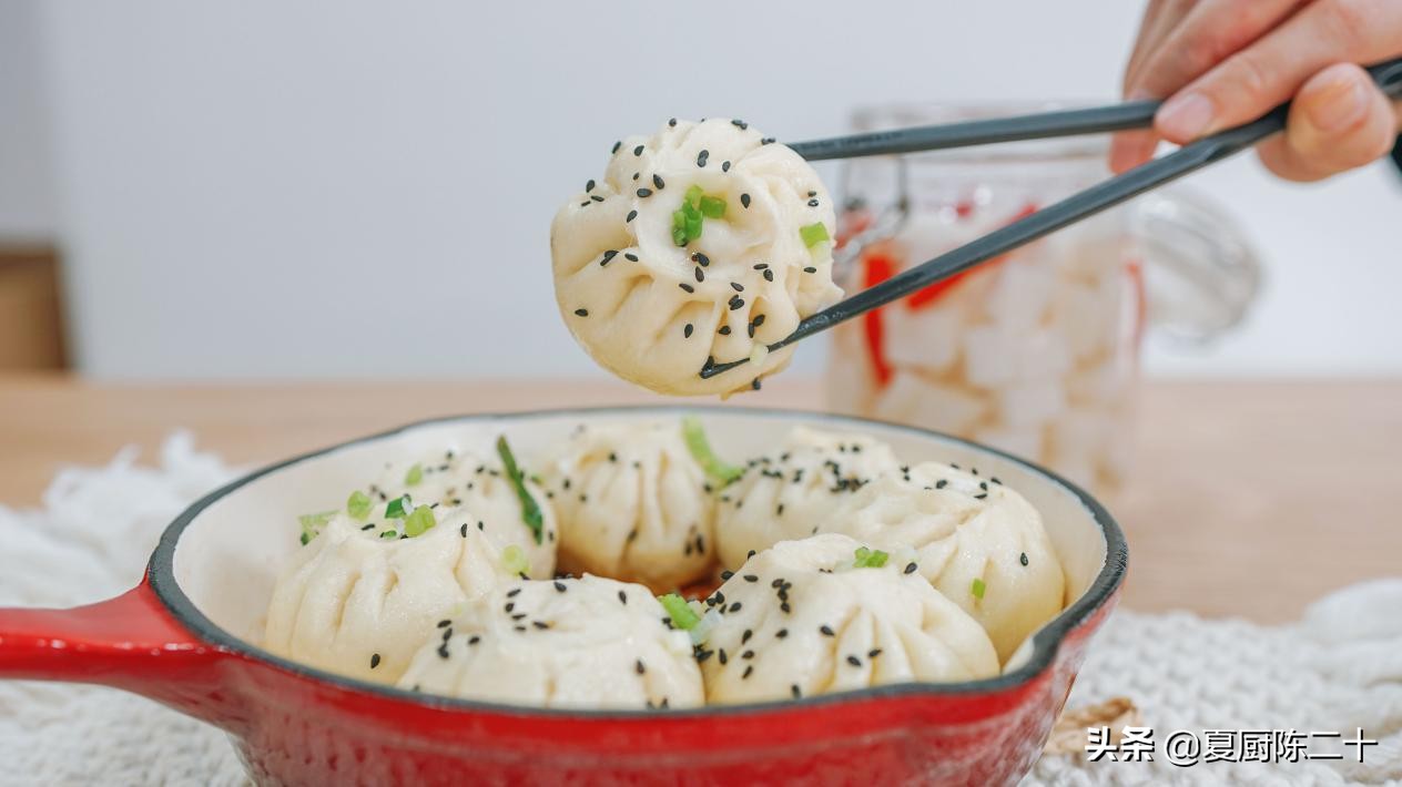 一口一个包子皮,一口一个爆汁生煎包