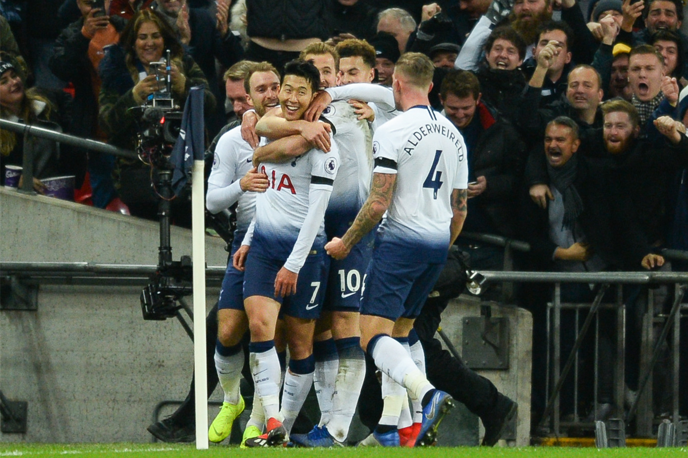 孙兴慜亚洲杯中国,孙兴慜小组赛晋级庆祝