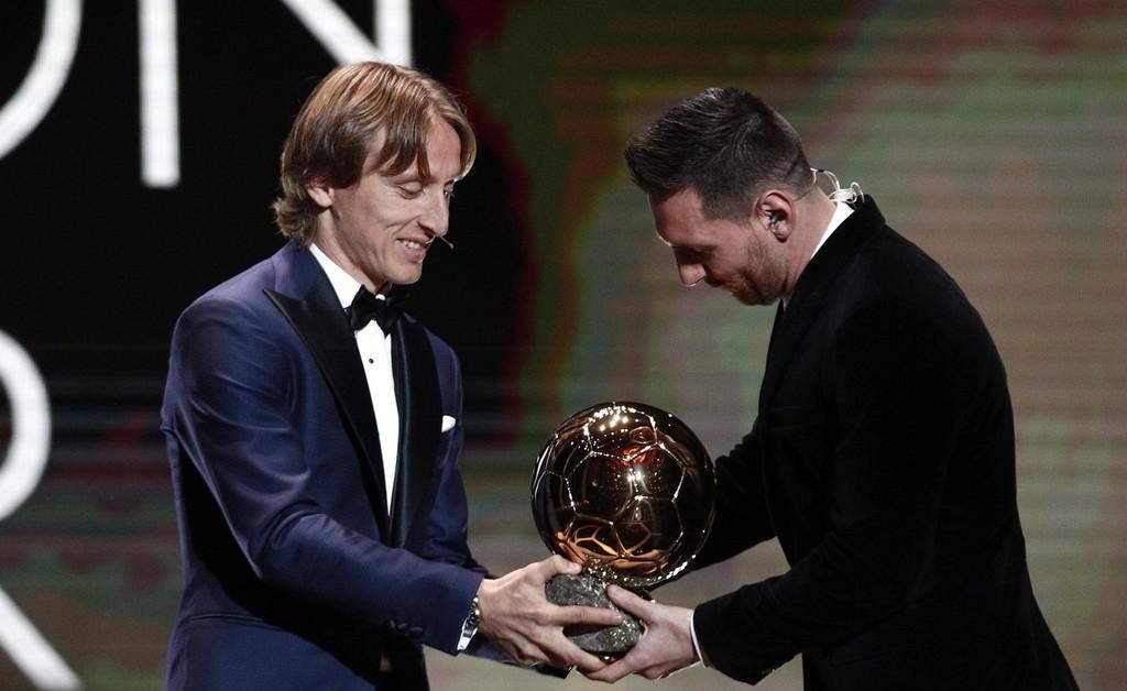 梅西超越贝利加冕南美射手王,绝代双骄梅西c罗2015