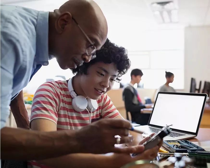 鏂板槈鍑哄浗,缇庡浗鍩虹潱瀛︽牎