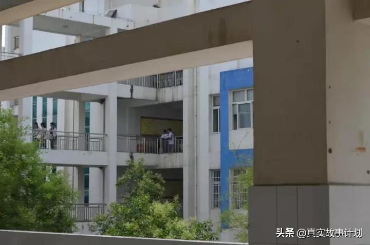 在b站一个月能挣多少钱,在b站1亿年轻人成为同班同学