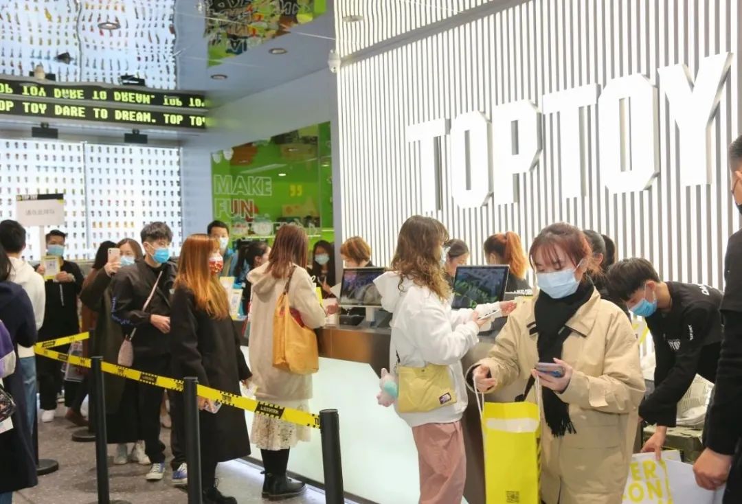 泡泡玛特市值腰斩，靠盲盒闯出血路的资本欧皇不行了？