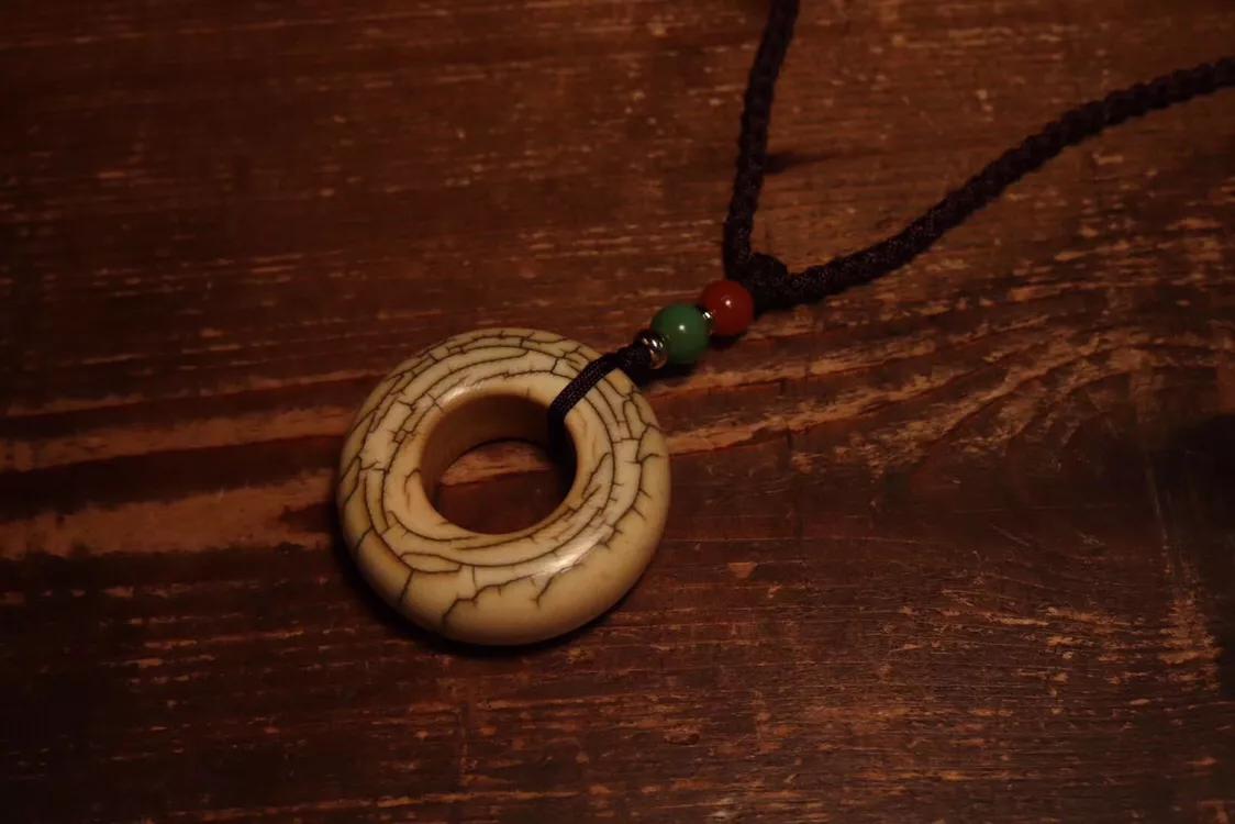 象牙裂的地方发黑,象牙裂了