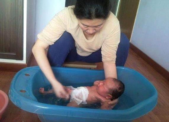 婴儿夏天脖子淹红抹什么,宝宝夏天淹脖子擦什么