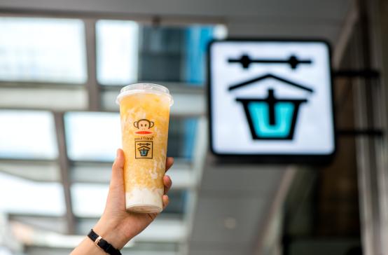 就算暴雨将魔都颠倒，这家「国际潮牌茶饮」照样人多到爆