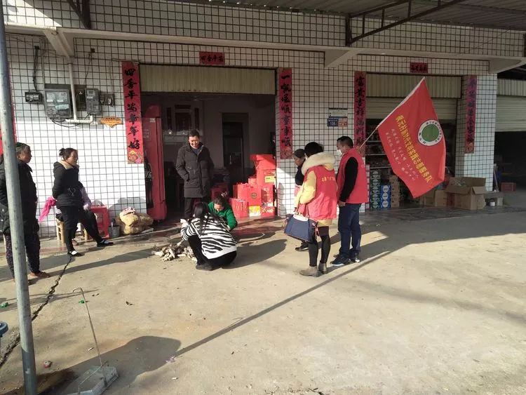 一抹志愿红温暖抗疫路,一抹志愿红温暖春运路