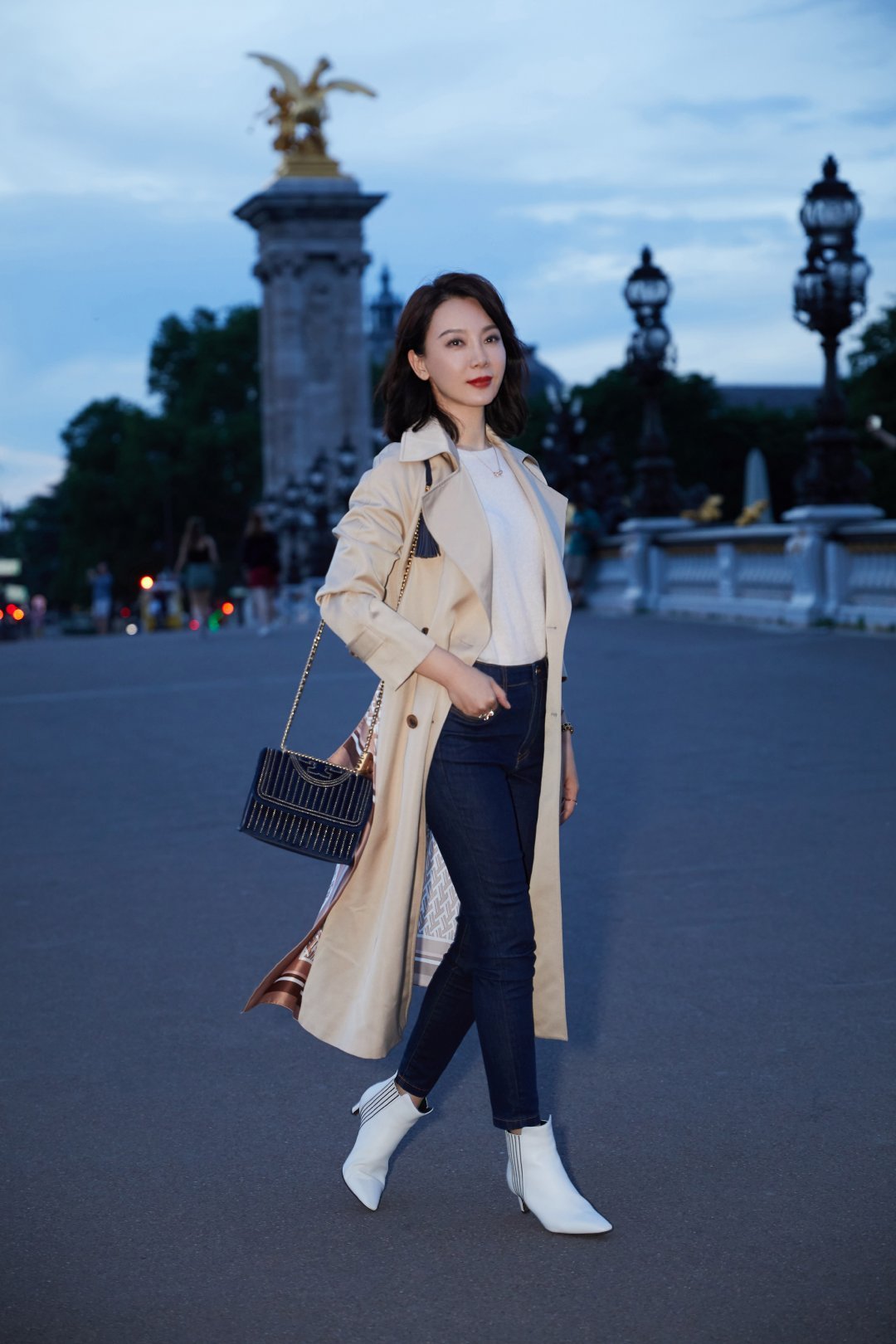 秋季搭风衣穿的鞋子,深蓝色风衣怎么搭配裤子和鞋子