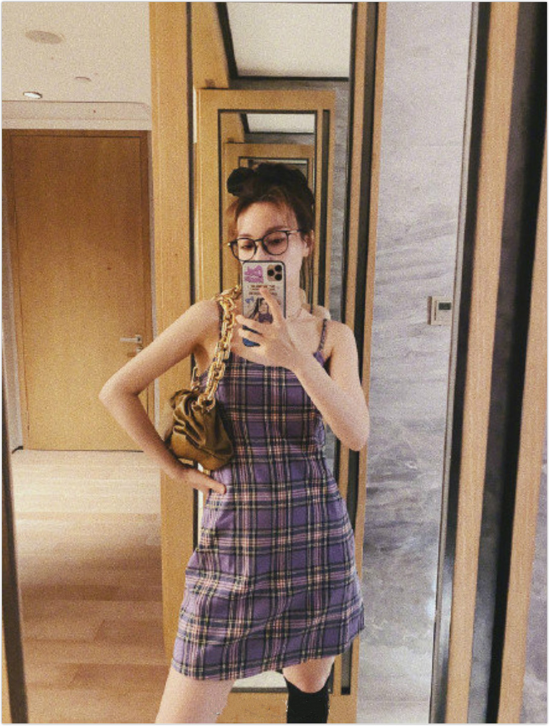 吴昕吊带露背装,吴昕穿红色中筒袜