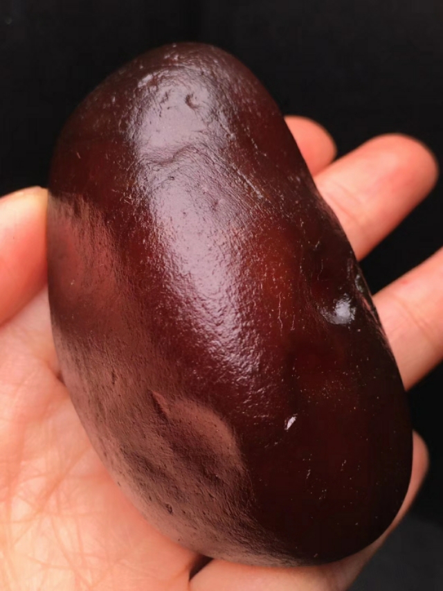 佩戴蜜蜡手串对人体有什么好处,把玩蜜蜡有什么好处