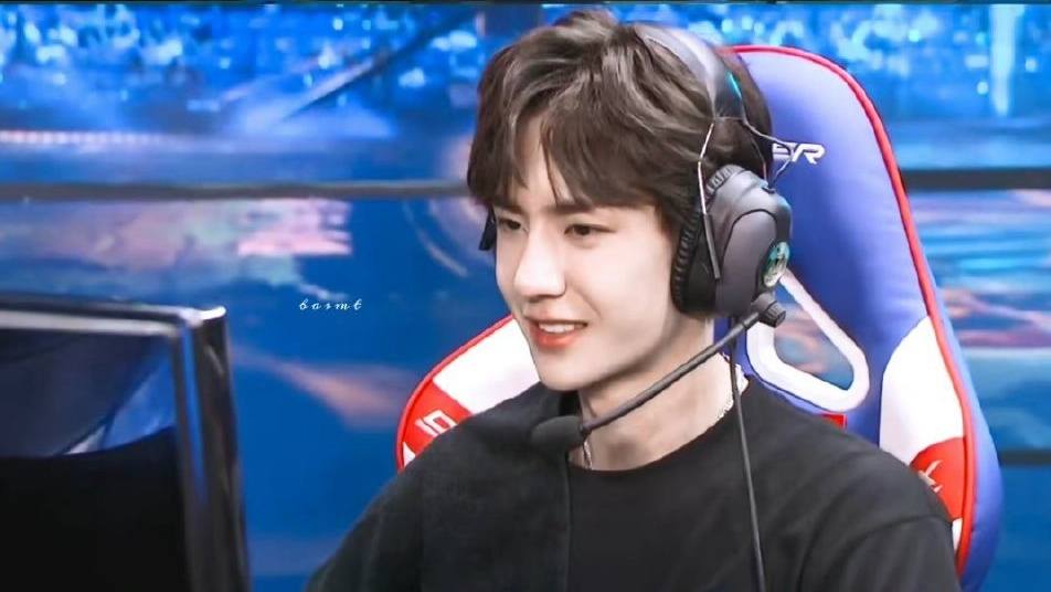 王一博s11总决赛反应,王一博英雄联盟s11总决赛表演