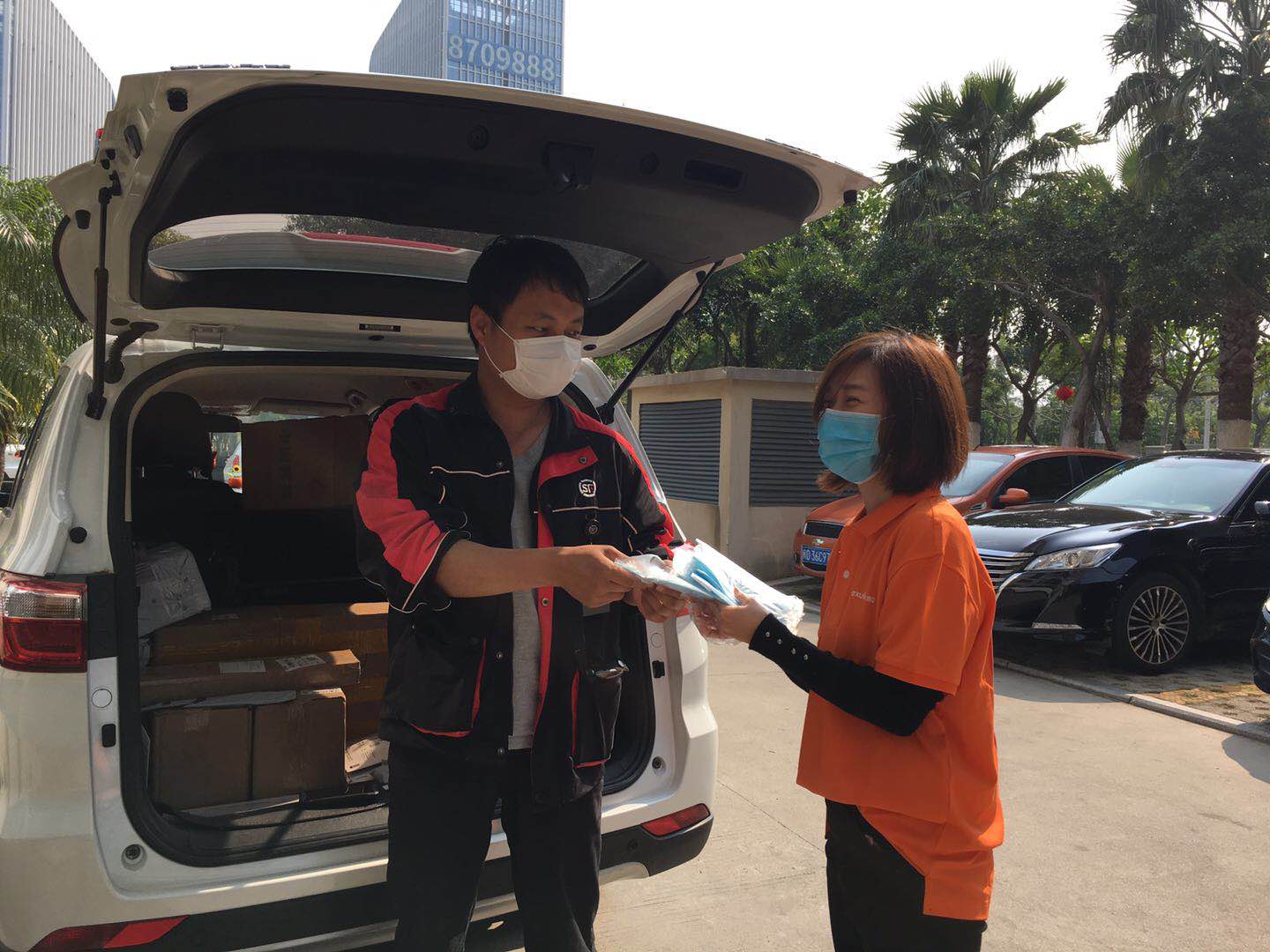 超硬核！这场街头最特别的爱心接力，依思Q在行动