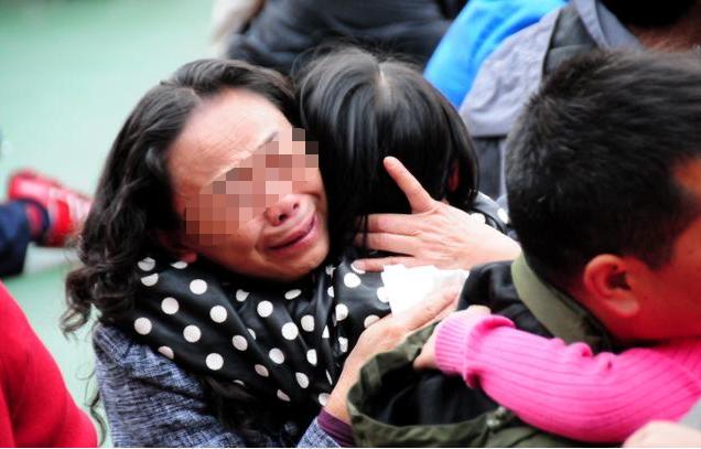 孩子买糖大哭大闹,女儿要买糖哭闹打滚挨打了