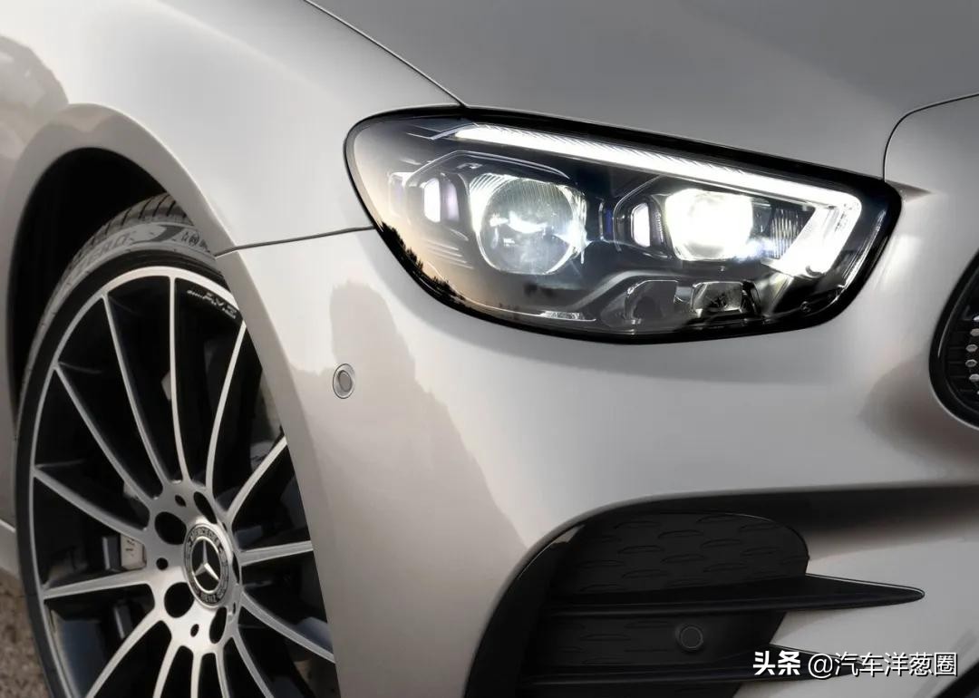 宝马发布全新车标,宝马蓝天白云标改黑白标