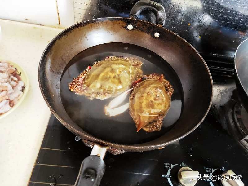 “死螃蟹”上餐桌，被一抢而光，渔家乐老板道出了一个秘诀