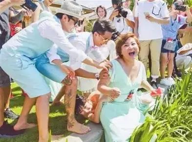 山东这个新郎这下火了,被人用胶带绑路灯杆上泼调料……就不能好好结个婚吗?