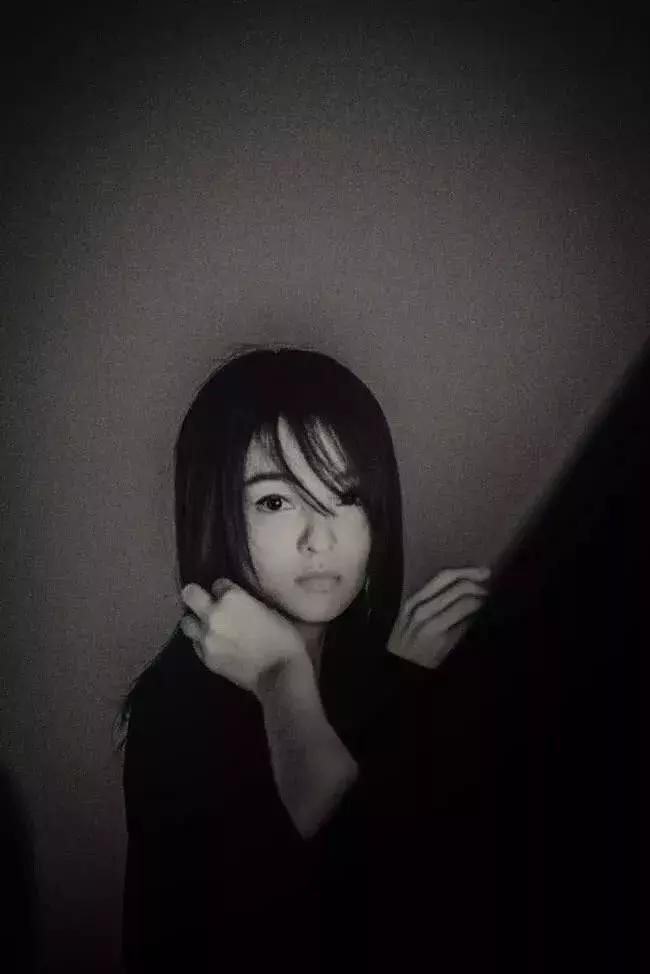 “过气”十年，凭什么她发个问号也能上热搜？