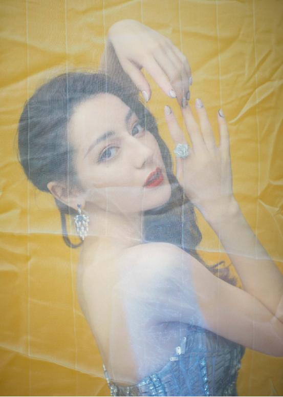 迪丽热巴穿西装拿奖状,迪丽热巴穿纱裙