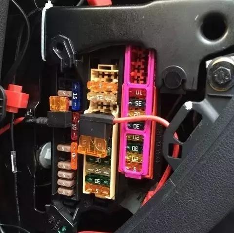 奥迪a6lc6保险盒示意图,奥迪a6lc72.0t前保险盒