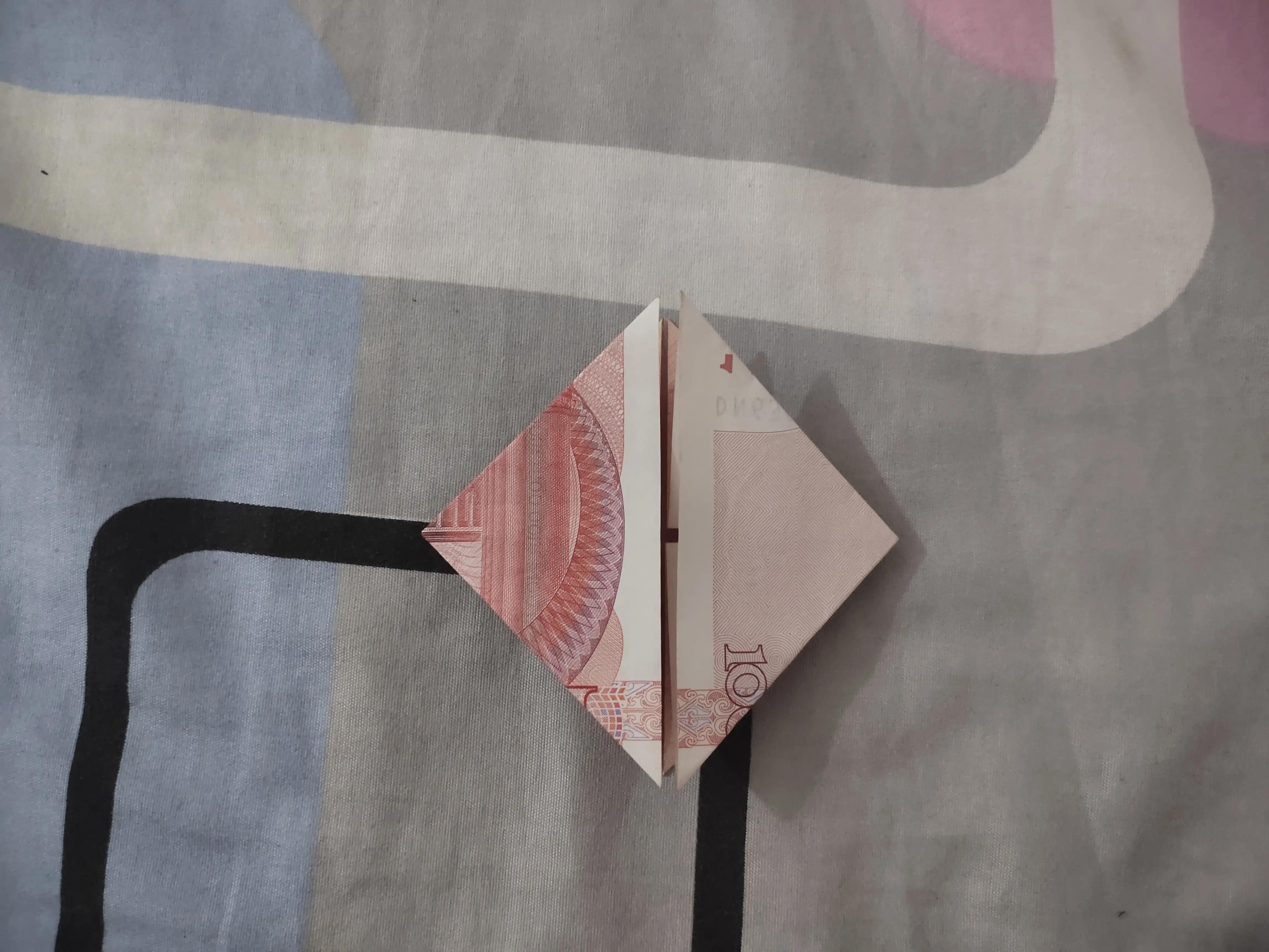 一百块钱折双爱心步骤,折爱心步骤