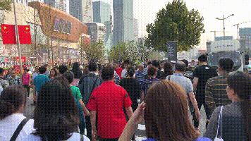 还没过节,济南这里已堵成了人山人海!最大规模的综合体开业!还有水哥王昱珩打造的绿植墙