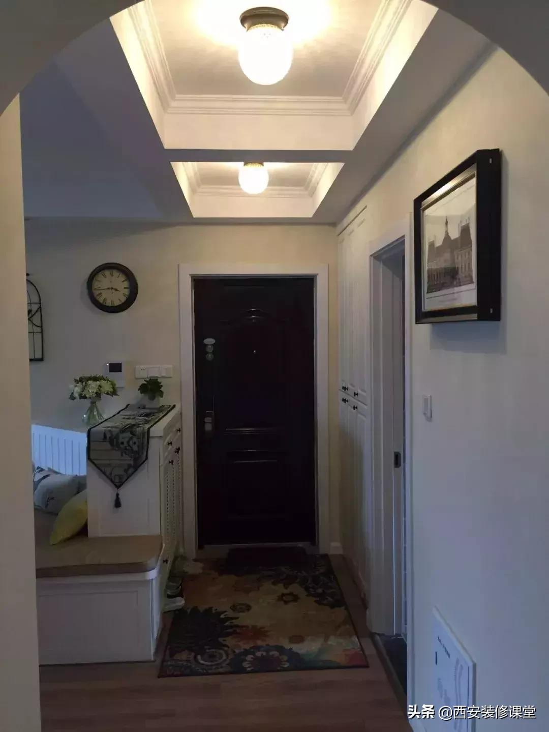 进门鞋柜设计右侧是餐厅隔断,红木鞋柜屏风隔断一体效果图