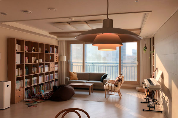 适合一家四口的书房式客厅 (五口之家客厅书房一体设计)