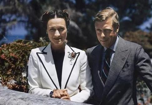 辛普森夫人最后回到王室了么,辛普森两任妻子