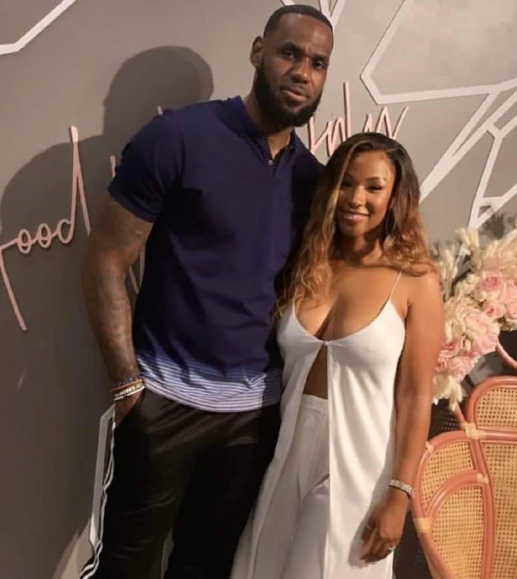 詹姆斯赛后晒出自己的战靴,詹姆斯辟谣视频