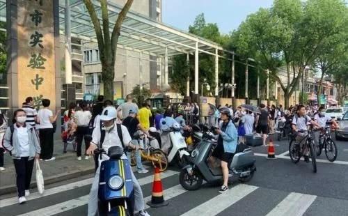 封闭式电动小三轮接送孩子,电动小三轮接娃