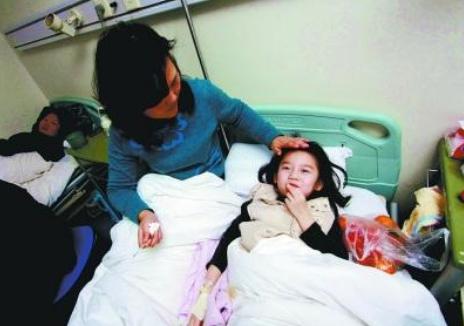 13岁女儿总说“肚子疼”，母亲骂她多事，2天后被送进医院抢救