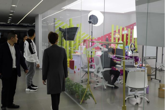 广东省电子数码行业协会一行莅临飞雀直播基地指导参观