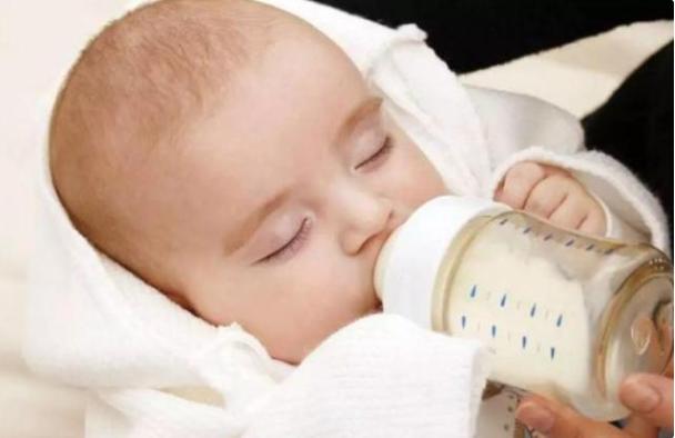 如何让宝宝接受奶瓶办法都在这里,宝宝拒绝奶瓶喂养用什么奶瓶
