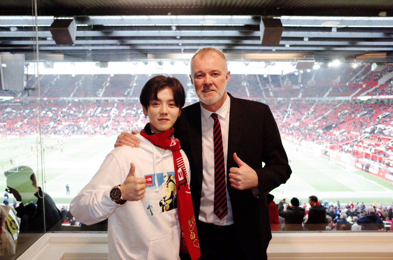 鹿晗探班曼联,鹿晗曼联遇到粉丝